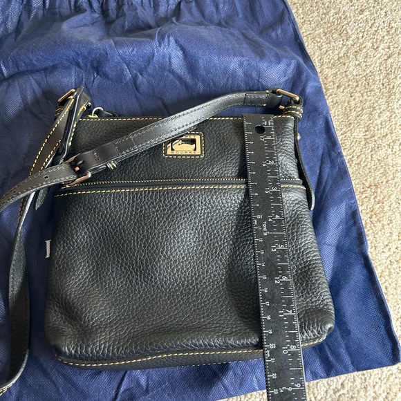 Dooney & Bourke black leather pebble letter carrier crossbody no dust bag cover - Picture 9 of 10